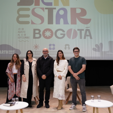 funcionarios en evento público