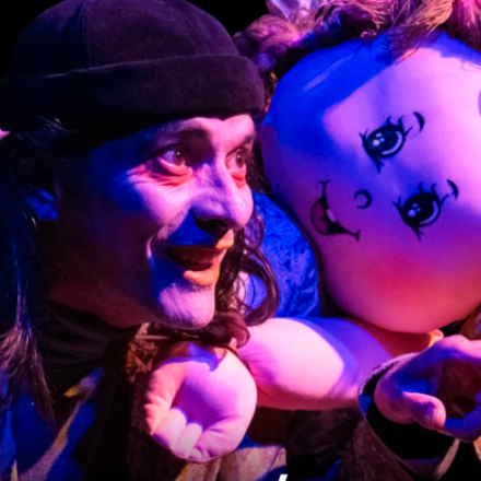 A la Deriva en el Teatro , persona actuando
