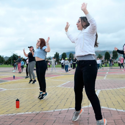 Mujeres realizando actividad física en un parque