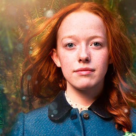 NIña peliroja mirando a la cámara