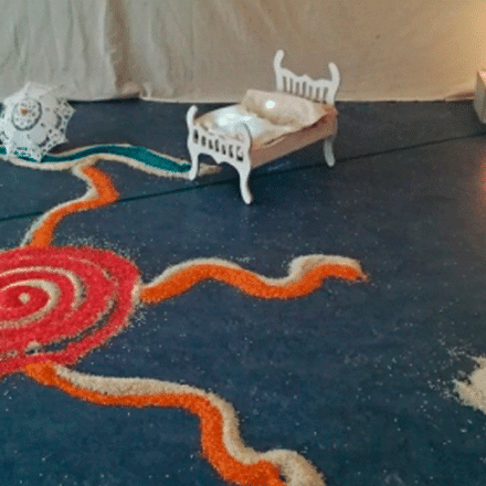 Espacio con una cuna y un sol dibujado en el piso