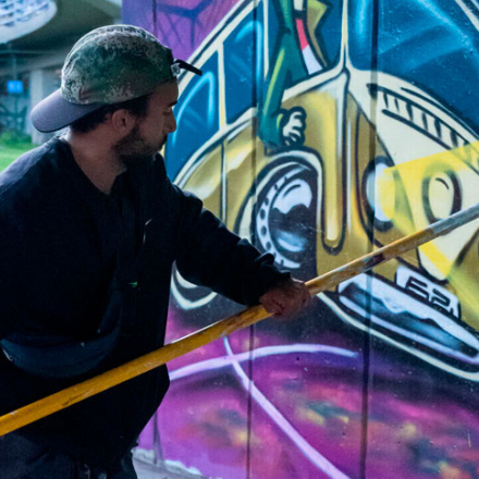 Artista del grafiti pintando un mural 