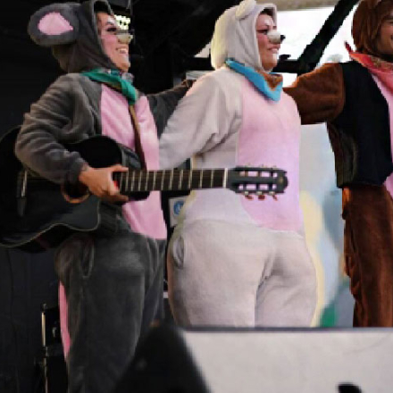 Artistas vestidos de ratones en un escenario