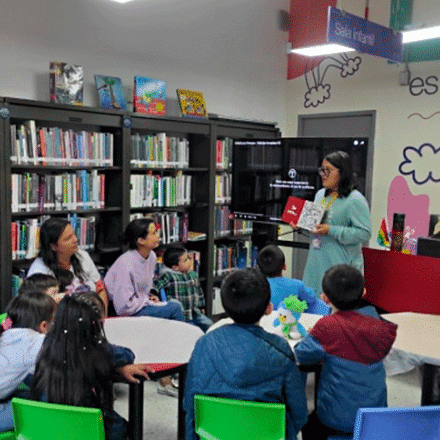 Mujer compartiendo informaron a niños y niñas en una biblioteca