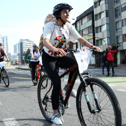 Mujeres montando bicicleta