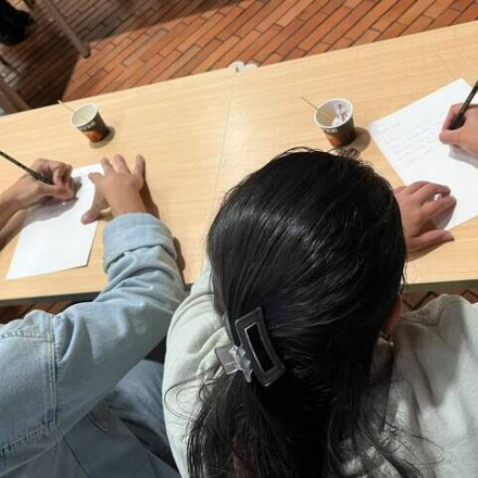 dos personas escribiendo