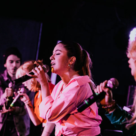 Mujeres cantantes en un escenario 