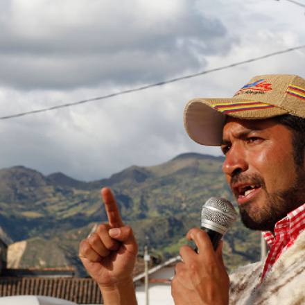 hombre hablando con un micrófono en la mano