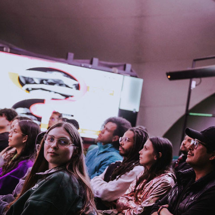 Personas viendo una película 