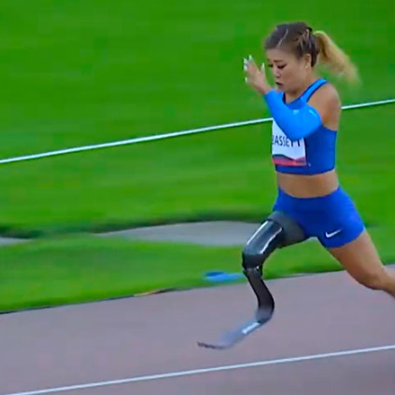 Mujer con discapacidad compitiendo en una carrera de atletismo