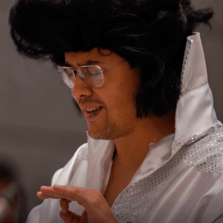 Artista disfrazado dirigiendo una filarmónica