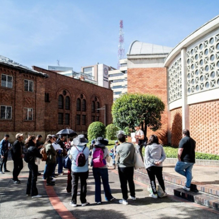 foto de personas mirando sitios de patrimonio