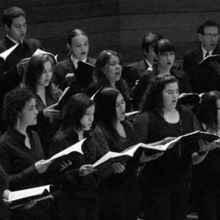 Grupo de personas cantando en un escenario