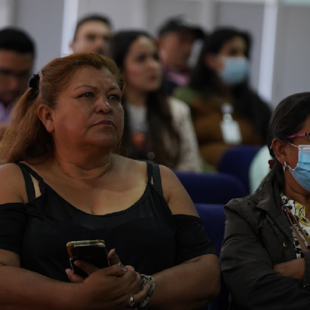 Personas participando en un diálogo ciudadano