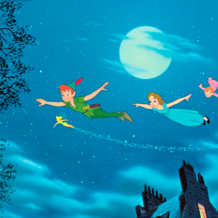 Peter Pan volando por los cielos con sus amigos