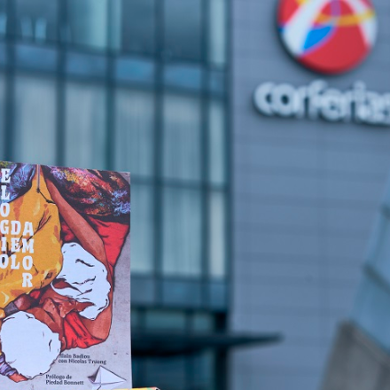 LIbro con fondo de edificio y logo de Corferias