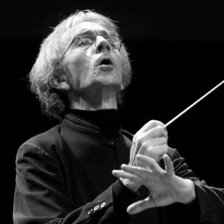 Director de filarmónica en una foto a blanco y negro