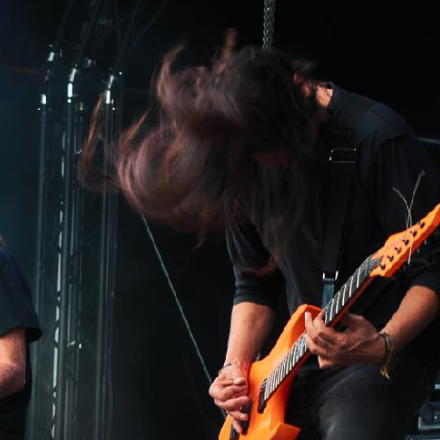 Agrupación de metal Espías Malignos en un escenario
