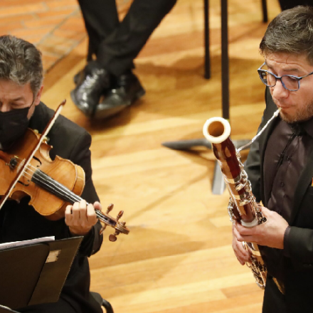 Dos hombres tocando instrumentos musicales