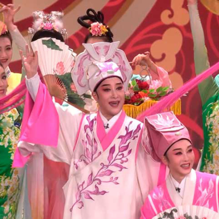 Grupo de bailarines recreando danza de la cultura china