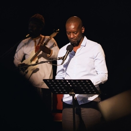 hombre afroamericano leyendo un discurso