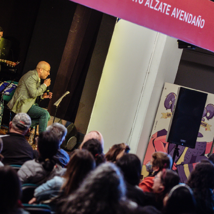 personas reunidas escuchando una charla