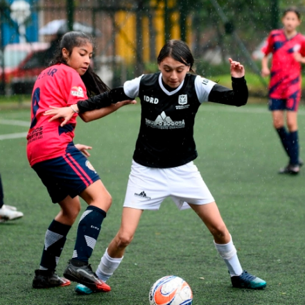 mujeres jugando fútbol