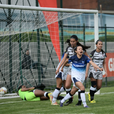 mujeres jugando fútbol