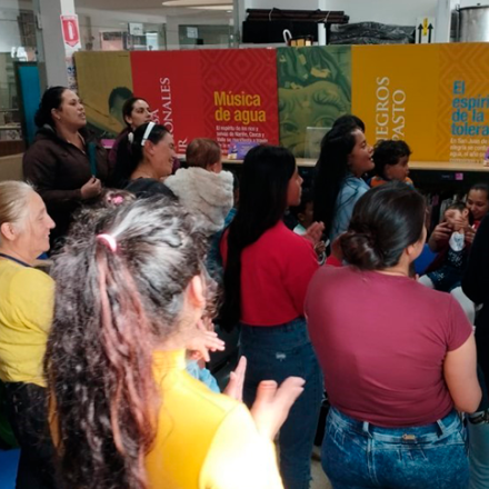 Grupo de personas en una Biblioteca