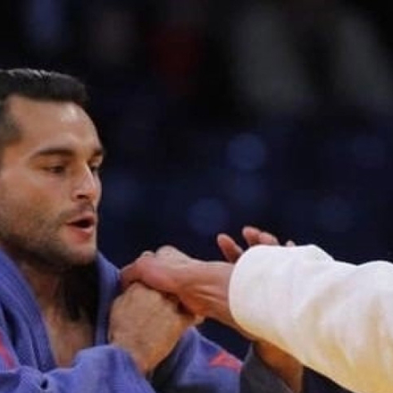 dos personas compitiendo en judo