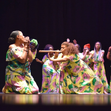 mujeres afrodescendientes actuando en un escecnario