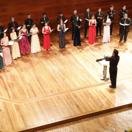 orquesta filarmónica en un escenario