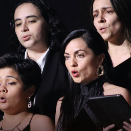 Mujeres cantando