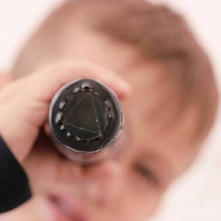 Niño mirando por un telescopio de juguete
