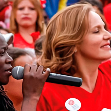 El Festival "Ni con el Pétalo de una Rosa"     
