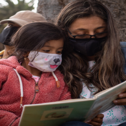 Niña y mujer leyendo