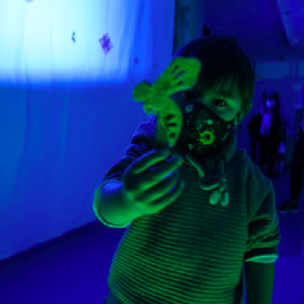 niño en un centro de exposiciones