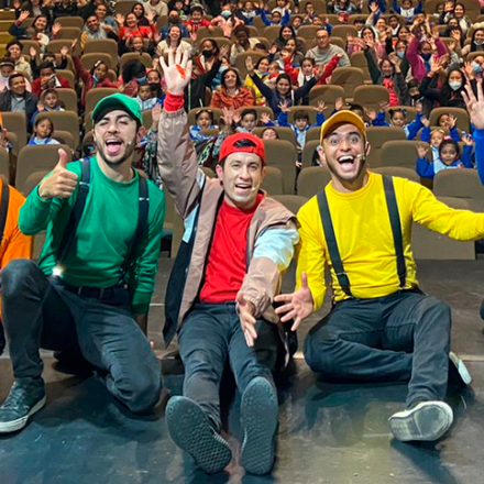 Integrantes dela obra Nino, el niño estrella en un escenario con público de fondo