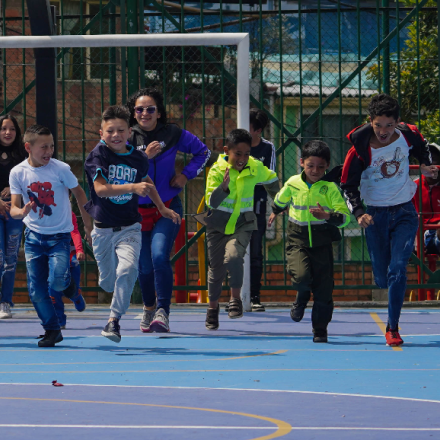 niños corriendo en una cancha