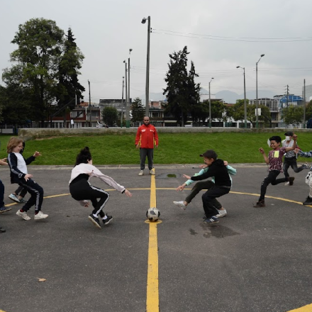 niños jugando en un parque