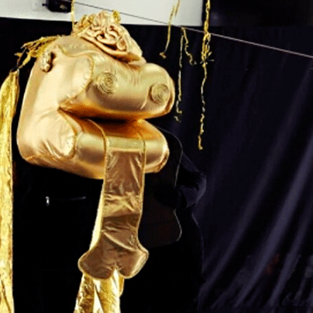 Puesta en escena con disfraz dorado y telas