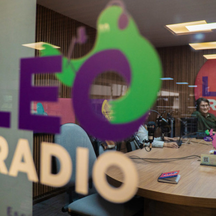 Logo de LEO radio