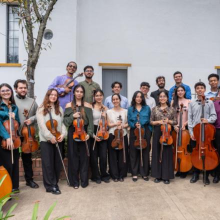 jovenes con instrumentos de música filarmónica