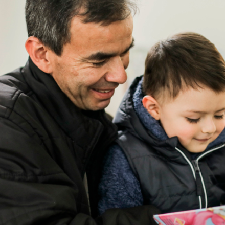 Papa leyendo junto a un niño