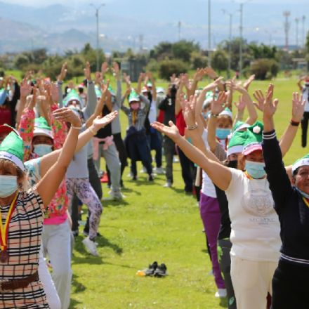 grupo de personas haciendo ejercicio en un espacio abierto