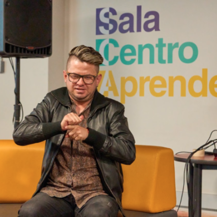 persona haciendo lengua de señas