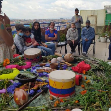 personas reunidas alrededor de una mesa con instrumentos