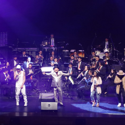 Agrupación filarmónica de rap en un escenario