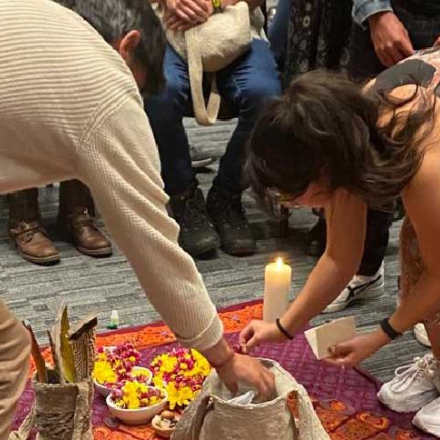 grupo de personas practicando un ritual