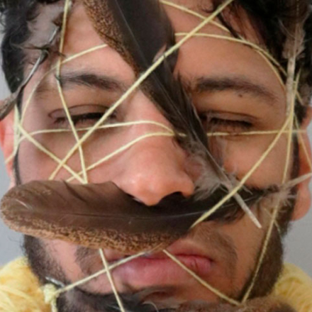 Rostro de un hombre con unas cuerdas en la cara